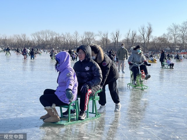 2022年1月15日,北京:市民游客畅玩什刹海冰场.