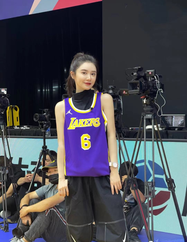 nba最美女主播美娜是你的nba女神吗