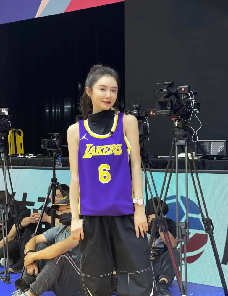 nba最美女主播美娜,是你的nba女神吗?_腾讯新闻