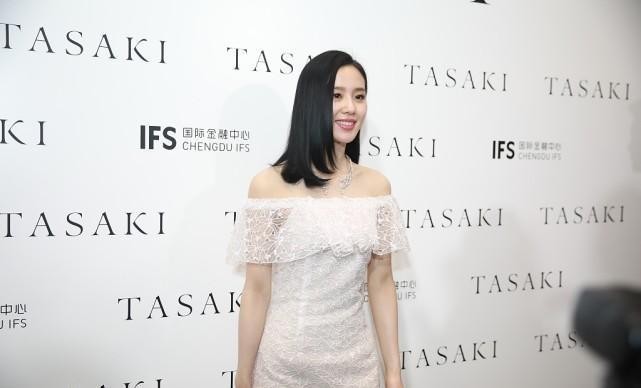 刘诗诗身材保持得真不错,穿一字肩显出天鹅颈,气质比出道时还好