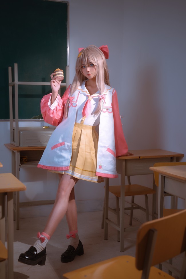 嘉然cosplay嘉心糖今天吃什么