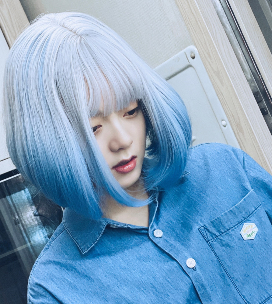 原以为赵今麦长发够美了看到她的蓝色短发才知道是女大十八变