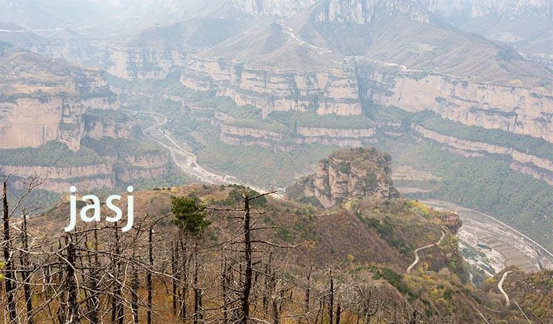 林州地处太行山东麓,属于华北地震带,境内断层较多,地表被强烈侵蚀,多