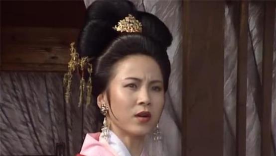刘琰娶的妻子胡氏却温婉贤淑,这天胡氏来到吴太后的宫中,吴太后看到胡