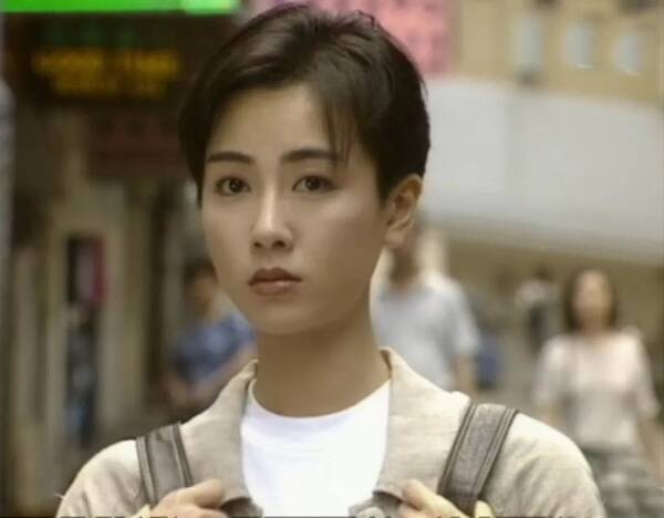 1985年,袁洁莹被 黄百鸣在街上发掘,以十五岁之龄