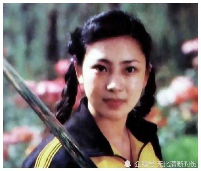 32年前,为李连杰生下两个女儿后,被抛弃的黄秋燕,过得如何?