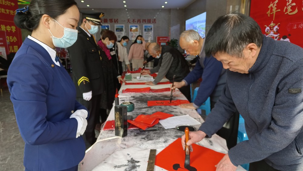 名师写春联挥毫送祝福