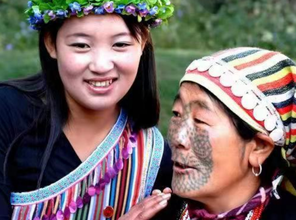 独龙族云南省人口最少的民族族内少女13岁时要经历竹针纹面