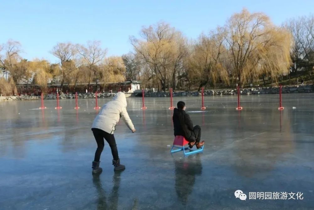 圆明园欢乐冰雪季提供参与冰雪活动的场所,分为冰场与雪场两大活动