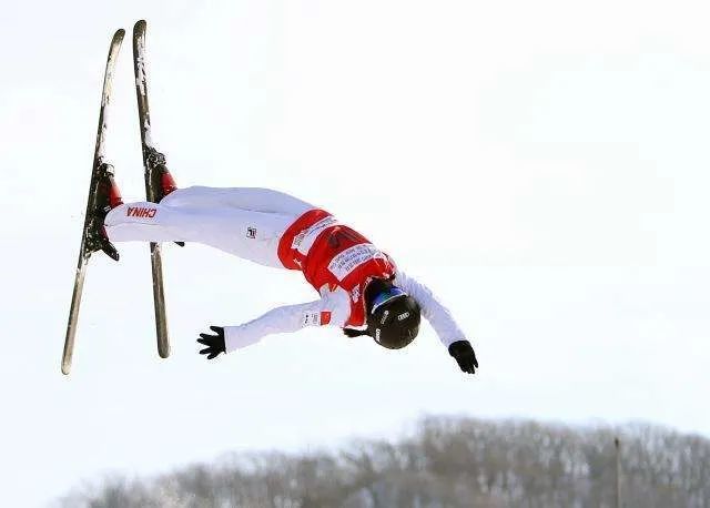北京冬奥会自由式滑雪的大跳台比赛将在北京赛区的首钢滑雪大跳台举行