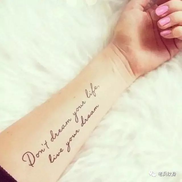 did」翻译:她相信她能做到▲「be kind to yourself」翻译:善待自己