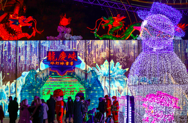 15日晚,2022年北京龙庆峡冰灯冰雪季华丽开幕.