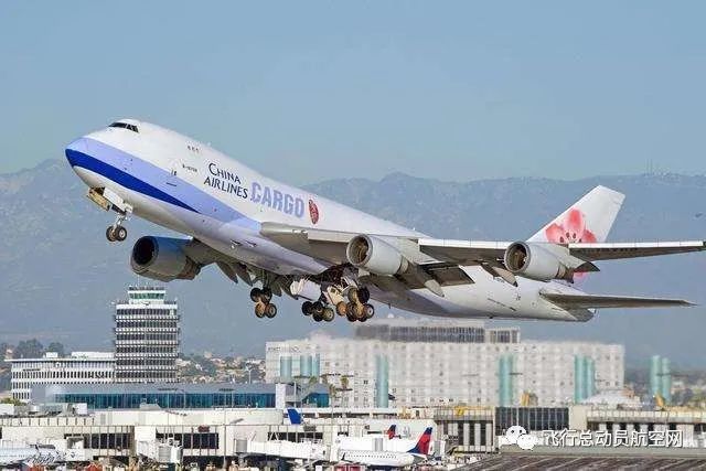 台湾华航一波音747货机因发动机失火冒烟紧急折返,时