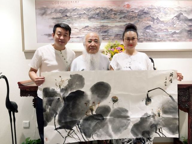 53岁画家杨彦娶21岁非洲女生老来得子后竟皈依佛门