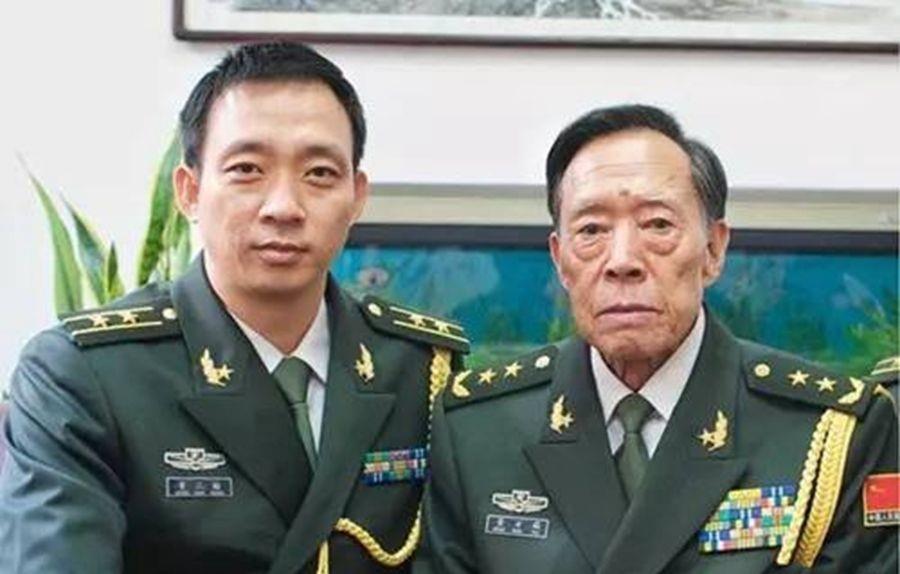 董三榕与父亲董万瑞2017年,因为疾病,父亲永远地走了,再也不会回来了