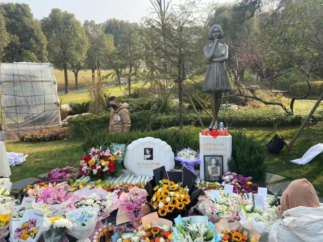 姚贝娜去世七周年粉丝墓地送花追思好声音官博发文悼念