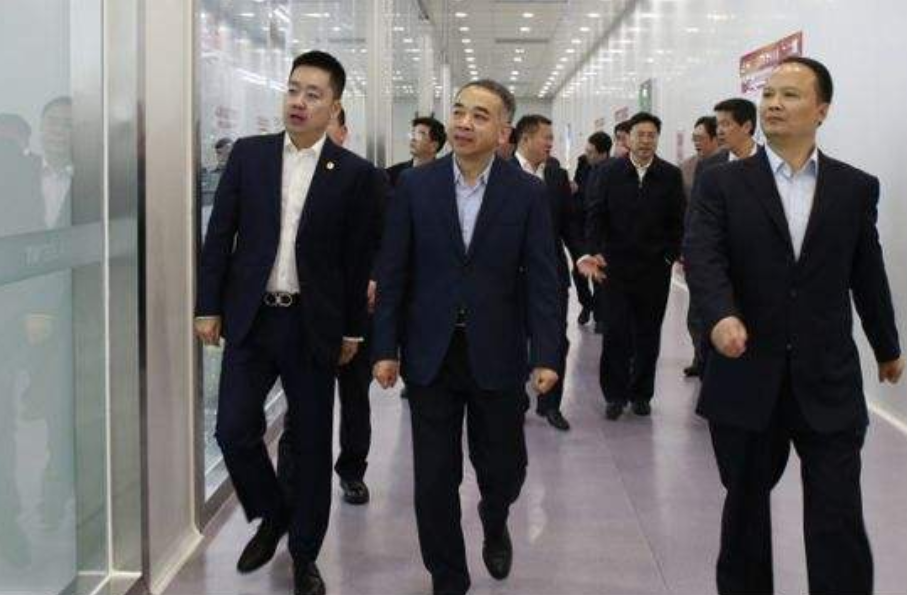 而在2021年公布的胡润百富榜单中,通威集团的刘汉元排在了刘永好前面