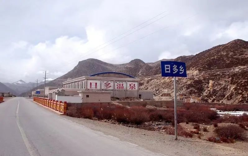 来源:拉萨市旅发局日多温泉紧邻318国道水温40°以上终日烟雾缭绕