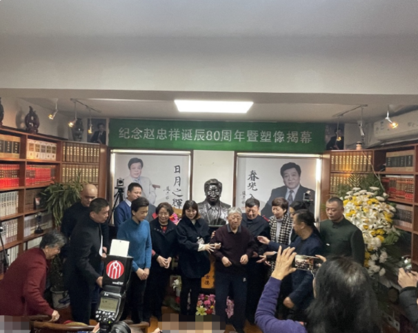 杨澜出席赵忠祥80岁诞辰,蓝色毛衫知性又温柔,发言时忍不住拭泪