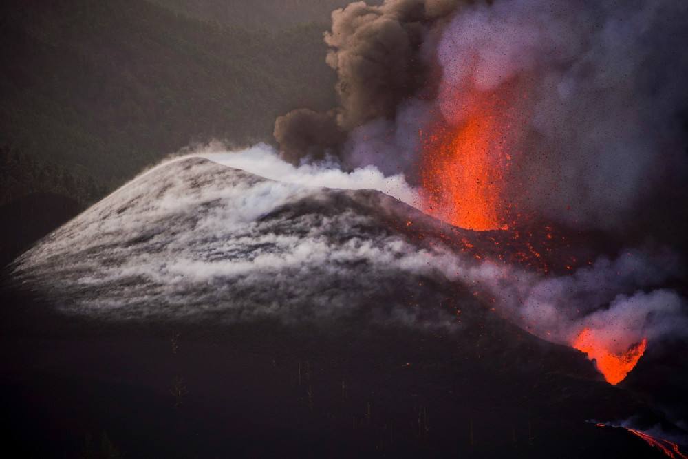 南太平洋岛国汤加火山喷发形成原因