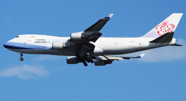中华航空波音747起飞不久发动机出故障 空中抛油紧急返航台湾