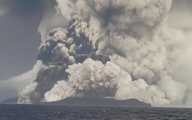 恐怖海啸来袭!汤加30年最猛烈火山喷发,整个国家瞬间"失联"!