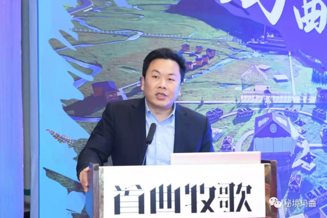 讯首席商务官王京与玛曲县阿万仓湿地景区董事长班玛道杰签订了旅游战