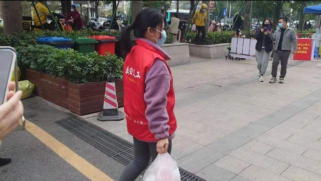深晚报道最美女房东助抗疫变花样送吃的为困难租客想办法