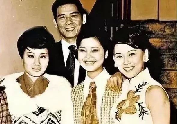 当初全网爆出来,前妻李和侯主播,是闺蜜时,"小三的女儿是闺蜜"这个梗