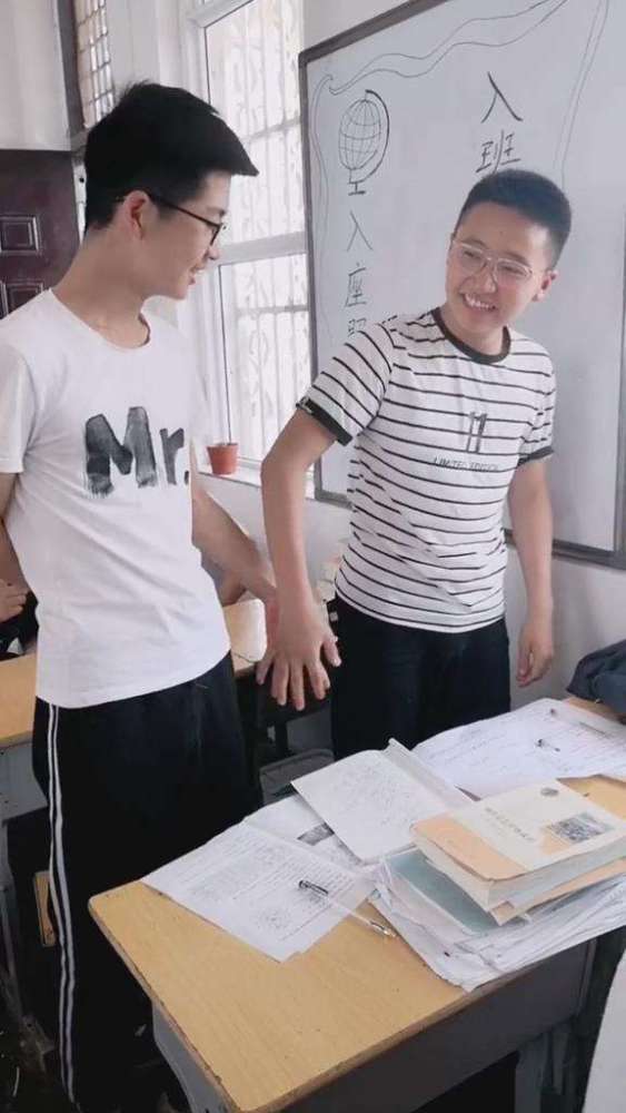 同学假装吵架给老师庆祝生日