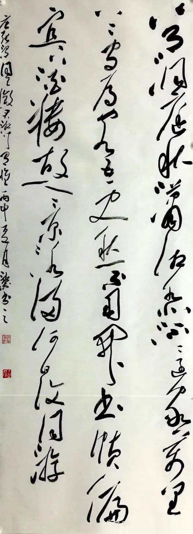 于洁,29岁,山东聊城人.她是书法博士,擅长草书.