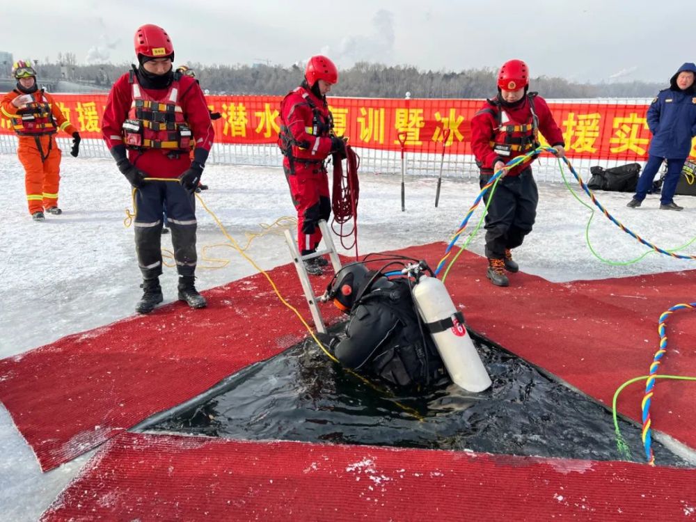 长春市消防救援支队多项举措圆满完成冰下潜水员复训暨冰域救援实战