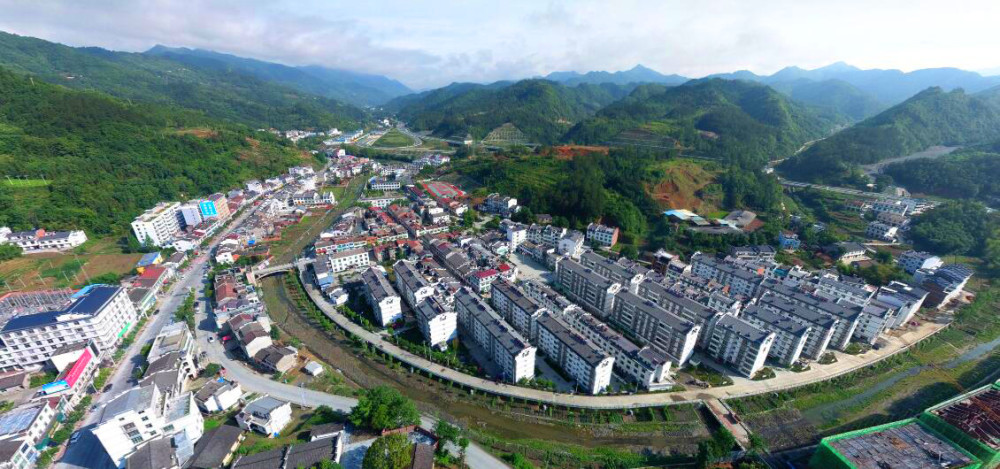 然而平利县是一个人口小县,全县常住人口约18万人,县城规模也比较小.