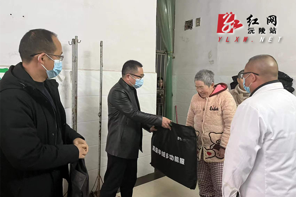 局长全洪率全体班子成员来到沅陵县精神病医院看望慰问流浪精神病患者