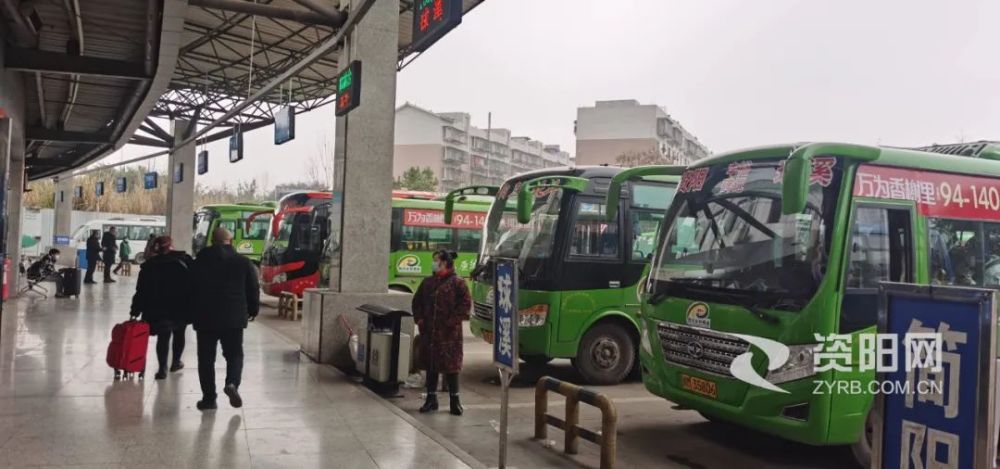 资阳汽车客运中心在资阳汽车客运中心站前广场,身穿红色马甲的志愿