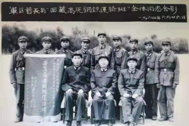 1964年,汽车十六团根据全军统一部署,开展了学习"雷锋"活动和"军事大