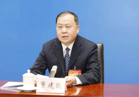 董建国发言 重庆市人大常委会供图其中,通过高水平建设"智造重镇"