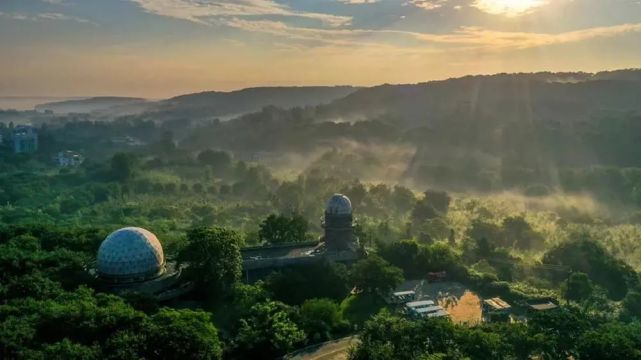 这里的铁山寺天文科技馆有模拟太空舱,观星93屋,天象厅.