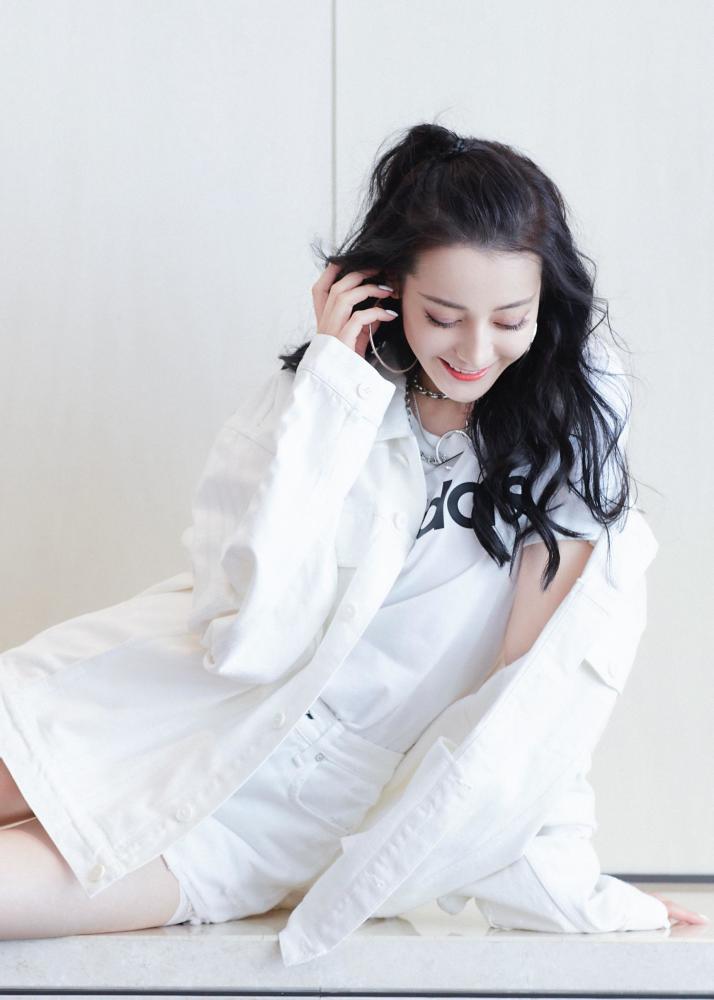 迪丽热巴荣获2021年度人气女演员努力时间看得见