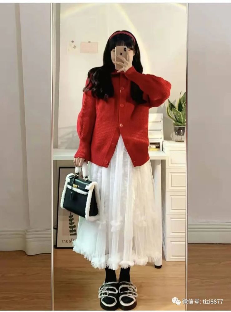 look2 红色毛衣 白色纱裙 黑色毛毛鞋红色毛衣搭配:黑红真的是经典配