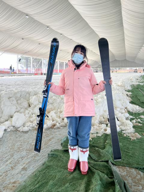 武汉趣谷四季滑雪场位于蔡甸硃山湖畔,距离汉口,武昌中心城区约30分钟