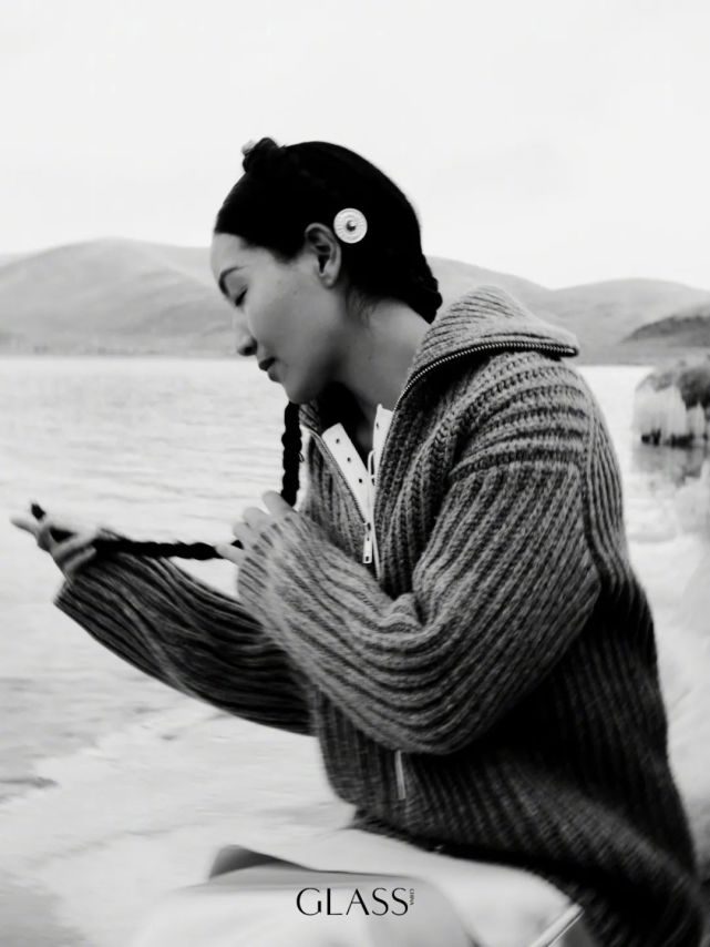 组图:藏族演员索朗旺姆黑白写真大片,静默画面呈现
