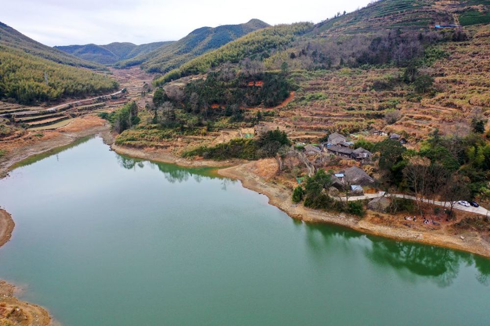 宁波市奉化区尚田街道有个村庄名叫山登村地处薄刀岭