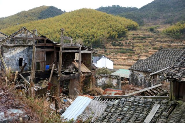 宁波市奉化区尚田街道有个村庄,名叫山登村,地处薄刀岭