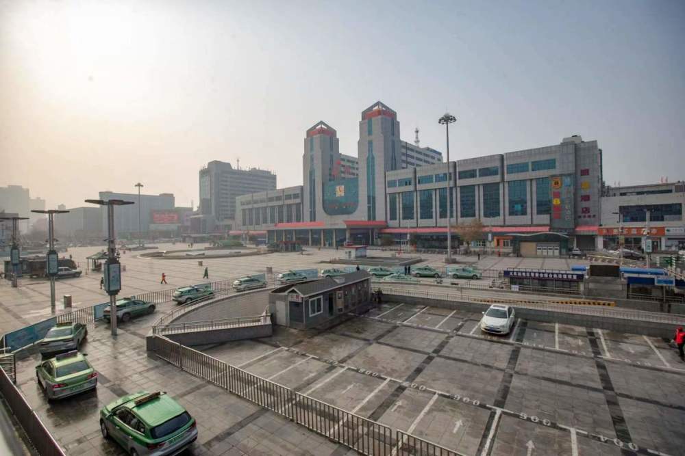 上午10点,记者来到郑州火车站东广场(西广场已经关闭),受疫情的影响