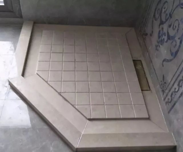 根据淋浴房的大小尺寸,将石材加工成8厘米左右的正方形,深度为1厘米