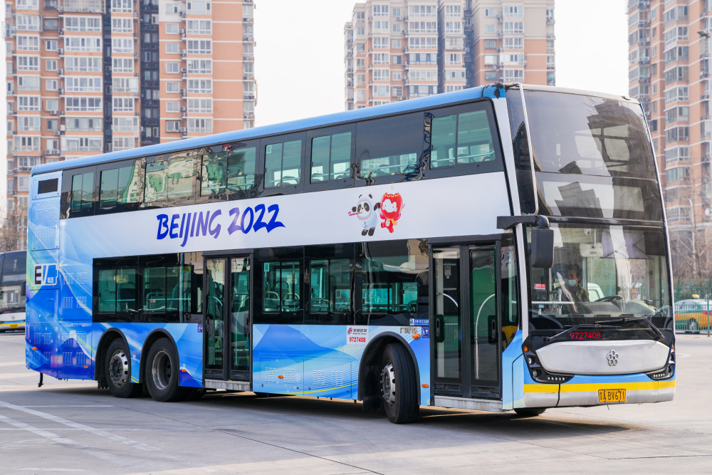 北京300余部双层公交穿冬奥新衣