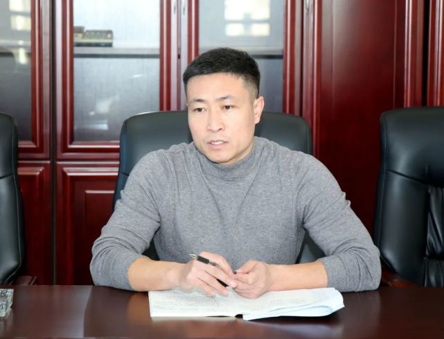 会议由红山区人民检察院检委会专委郭洪刚主持,第四检察部全体干警