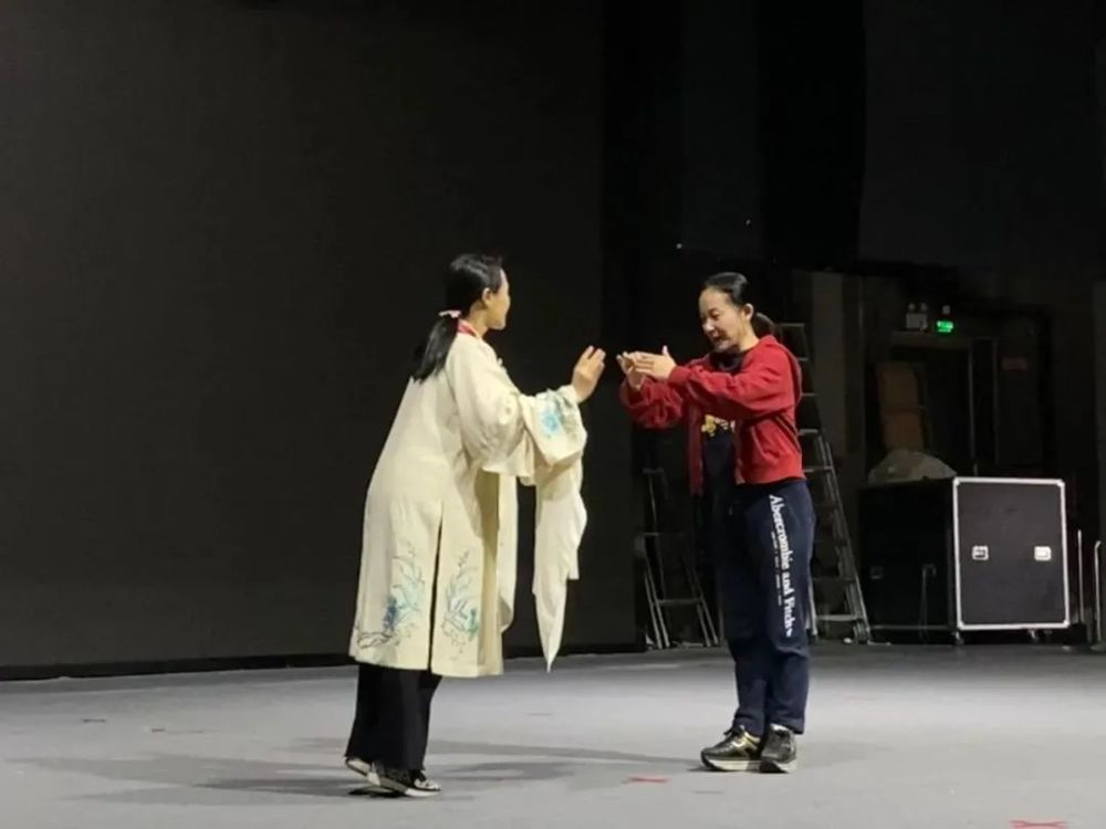 演员赵阳,赵烨和第八代青年演员吴冰瑶,汪思颖担任青春版的唐琬和陆游