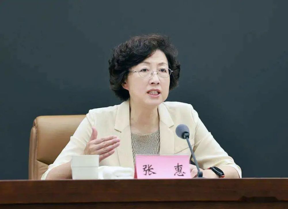 她长期在山东工作,历任青岛市副市长,威海市市长,省妇联党组书记等职.